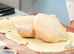 Фаршированная курица, запеченная в соленом тесте: Выкладываем курицу на тесто на спинку, ближе к одному краю.