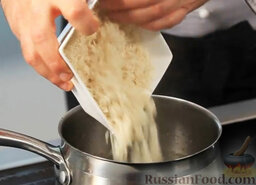 Фаршированная курица, запеченная в соленом тесте: Готовим начинку. Для этого нужно отварить рис до полуготовности. Хорошенько промываем рис и засыпаем в кипящую подсоленную воду. Рис закипел – уменьшаем огонь, снимаем крышку, чтобы рис получился более рассыпчатым. Оставляем вариться на 10 минут.