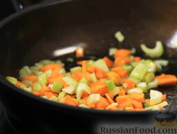 Фаршированная курица, запеченная в соленом тесте: Нагреваем сковороду, капаем чуть-чуть оливкового масла и тушим овощи - недолго, пока варится рис (около 10 минут).