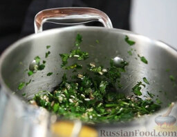 Зеленый узбекский плов бахш: Кладем соль, перец, перемешиваем бахш в очередной раз.
