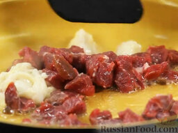 Зеленый узбекский плов бахш: Разогреваем сковороду, наливаем немного оливкового масла. Выкладываем мясо и жир на сковороду.  Внимание! Нам нужно только слегка обжарить мясо, чтобы оно изменило цвет. Глубоко протушивать нельзя: пересушите мясо – плов выйдет сухим.