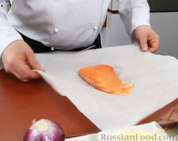 Котлетки из лосося: Как приготовить котлеты из лосося:    Филе лосося заворачиваем в пергаментную бумагу.