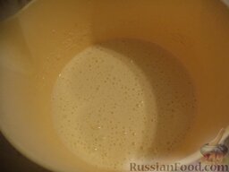 Песочный торт с повидлом “Лакомка”: Взбить яйца с сахаром.
