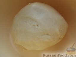 Песочный торт с повидлом “Лакомка”: Замесить мягкое песочное тесто. Поместить тесто в холодильник на 30 минут.
