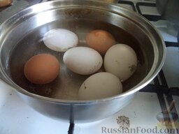 Простой "Оливье": Как приготовить салат оливье простой:    Яйца выложить в кастрюлю, залить холодной водой. Поставить на огонь, довести до кипения. Варить на среднем огне 10 минут. Кипяток слить, залить вареные яйца холодной водой.