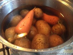 Простой "Оливье": Вымыть картофель и морковь, залить в кастрюле холодной водой, поставить на огонь. Довести до кипения и варить на небольшом огне под крышкой до готовности овощей (около 20 минут). Слить воду. Остудить овощи.