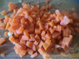 Простой "Оливье": Морковь очистить, нарезать кубиками.