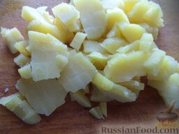 Простой "Оливье": Картофель очистить, нарезать кубиками.