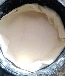 Пирог-пятиминутка "Черничные грезы": Выкладываем тесто в заранее обсыпанную мукой форму, загибаем края.