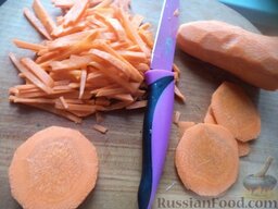 Овощное соте с баклажанами: Морковь очистить, помыть, нарезать тонкой соломкой.