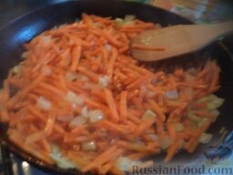Овощное соте с баклажанами: Разогреть сковороду. Налить растительное масло. В горячее масло выложить лук и морковь. Обжарить на среднем огне, помешивая, 2-3 минуты.