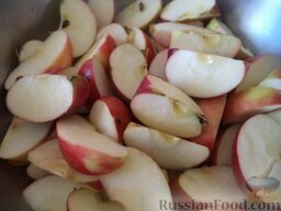 "Ленивое" яблочное варенье с лимоном: Разрезать яблоки на 8 частей (не чистить, семенную коробочку не вырезать).