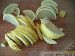 "Ленивое" яблочное варенье с лимоном: Лимон вымыть, нарезать полукружиями.