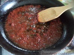 Красный борщ со шкварками и фасолью: В сковороду с разогретым свиным жиром (после обжаривания кусочков сала) выложить томат. Тушить, помешивая, 1-2 минуты.