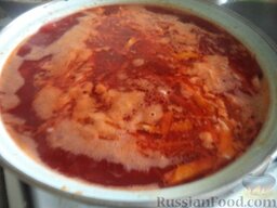 Красный борщ со шкварками и фасолью: Вскипятить 3 л воды. В кипяток опустить подготовленные лук, свеклу, морковь, картофель, капусту. Варить 15-20 минут на среднем огне, под крышкой.