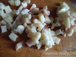 Красный борщ со шкварками и фасолью: Сало соленое нарезать кубиками.