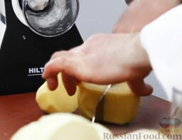 Борщ с пампушками: Нарезаем картофель кубиками. Размер - тот, что вам нравится.