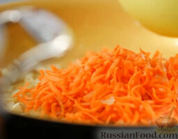 Борщ с пампушками: Помешиваем, добавляем натертую морковь. Тушим 2 минуты.