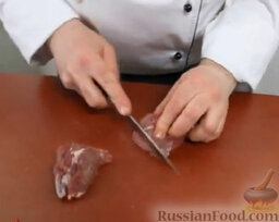 Чили кон карне: Как приготовить чили кон карне:    Мясо режем небольшими тонкими ломтиками.