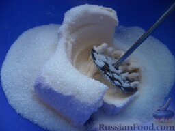 Насыпной пирог со сливами: Как приготовить насыпной пирог со сливами:    В миску выложить мягкий маргарин. Добавить сахар. Все тщательно перемешать.