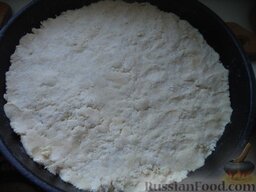 Насыпной пирог со сливами: Включить духовку.  В форму выложить 2/3 части теста. Примять рукой, придать форму коржа.