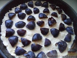 Насыпной пирог со сливами: Сверху на тесто выложить сливы, посыпать сахаром и по желании корицей.