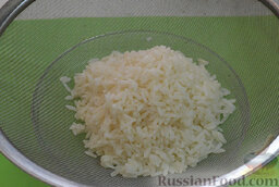 Рисовый суп с кукурузой: В сотейнике рис залить водой, варить до готовности, приблизительно 20 минут. Рис высыпать на дуршлаг, промыть кипятком, дать стечь воде.