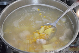 Рисовый суп с кукурузой: Пока варится рис, очистить картофель, порезать кубиком и отправить в кастрюлю с бульоном. Варить картофель до готовности, затем посолить суп.