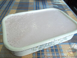 Клубнично-кофейное желе: Налейте клубничное желе в форму и отправьте застывать в холодильник.