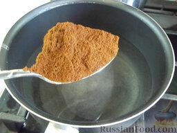 Клубнично-кофейное желе: Теперь готовьте кофейное желе. В кастрюлю налейте воду, положите кофе, сахар и заварите кофе. Я использовала заварной кофе, вы можете использовать растворимый или вообще приготовить в кофемашине, если такая имеется.
