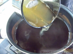 Клубнично-кофейное желе: Готовому кофе дайте немного остыть и налейте разведенный желатин, затем перемешайте.