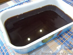 Клубнично-кофейное желе: Налейте кофейное желе в отдельную форму и отправьте застывать в холодильник.