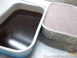 Клубнично-кофейное желе: Застывшие клубничное и кофейное желе достаньте из холодильника и разрежьте на кусочки.