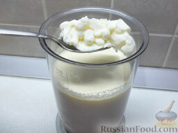 Молочное желе с клубникой: Если у вас молоко покупное, прокипятите его и дайте ему полностью остыть. Затем перелейте молоко в чашу блендера, добавьте мороженое и ванильный сахар.