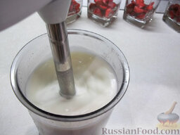 Молочное желе с клубникой: Взбивайте молочную массу блендером.