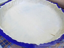 Пирог из слоеного теста с абрикосами: Выложите тесто в форму, а оставшиеся края острым ножом аккуратно срежьте.