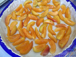 Пирог из слоеного теста с абрикосами: Абрикосы помойте, удалите косточки, нарежьте дольками, которые выложите в форму на тесто. Присыпьте абрикосы сахаром или сахарной пудрой.