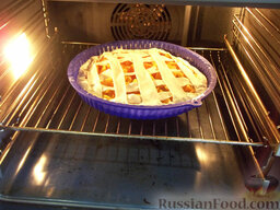 Пирог из слоеного теста с абрикосами: В разогретую до 200 градусов духовку пирог из слоеного теста отправьте выпекаться на 25 минут.