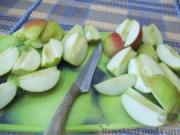 Утка с яблоками: Когда придет время запекать утку, вымойте яблоки, удалите сердцевину и разрежьте их на четыре части.