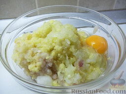 Рыбные котлеты с картофелем: Также пропустите через мясорубку картофель, лук и добавьте в фарш сырое яйцо.