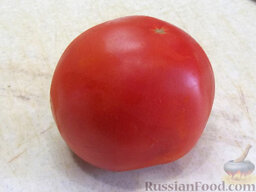 Жареные кабачки с помидорами: Помидоры помойте, обсушите и порежьте колечками. Если у вас помидор большой, то разрежьте колечко пополам либо на четыре части.