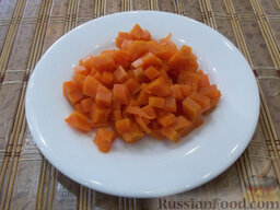 Праздничный винегрет: С морковью поступите точно так же – отварите, очистите и порежьте.