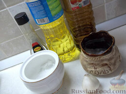 Маринованные кабачки: В емкость, в которой будут мариноваться кабачки, налейте соевый соус, растительное масло, уксус и добавьте соль с сахаром.