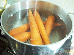 Салат "Мимоза" в стакане: Морковь вымоем, положим в кастрюлю с водой и также отправим на плиту вариться.
