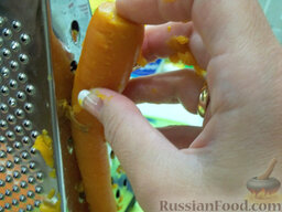 Салат "Мимоза" в стакане: Когда морковь сварится, остудим ее, почистим и натрем на терке.