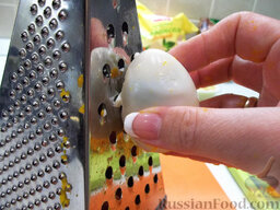 Салат "Мимоза" в стакане: С яйцом поступим точно так же, очистим и натрем. Сыр я купила уже тертый, если у вас он целым куском, значит также его натрите.