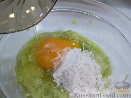 Оладьи из кабачков: В кабачковое пюре добавьте яйцо, муку и соль.
