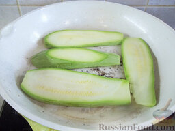 Рулетики из кабачков: Сковороду с растительным маслом нагрейте и отправьте жариться кабачки. Приправьте их солью и жарьте с обеих сторон до золотистого цвета.