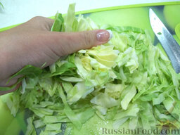 Салат с сардинами и овощами: Как приготовить салат с сардинами и овощами:    Капусту вымоем, уберем верхние листья. Мелко нашинкуем капусту.  приправим солью, помнем немного руками, чтоб она дала сок.