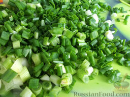 Салат с сардинами и овощами: Зеленый лук помоем и измельчим.
